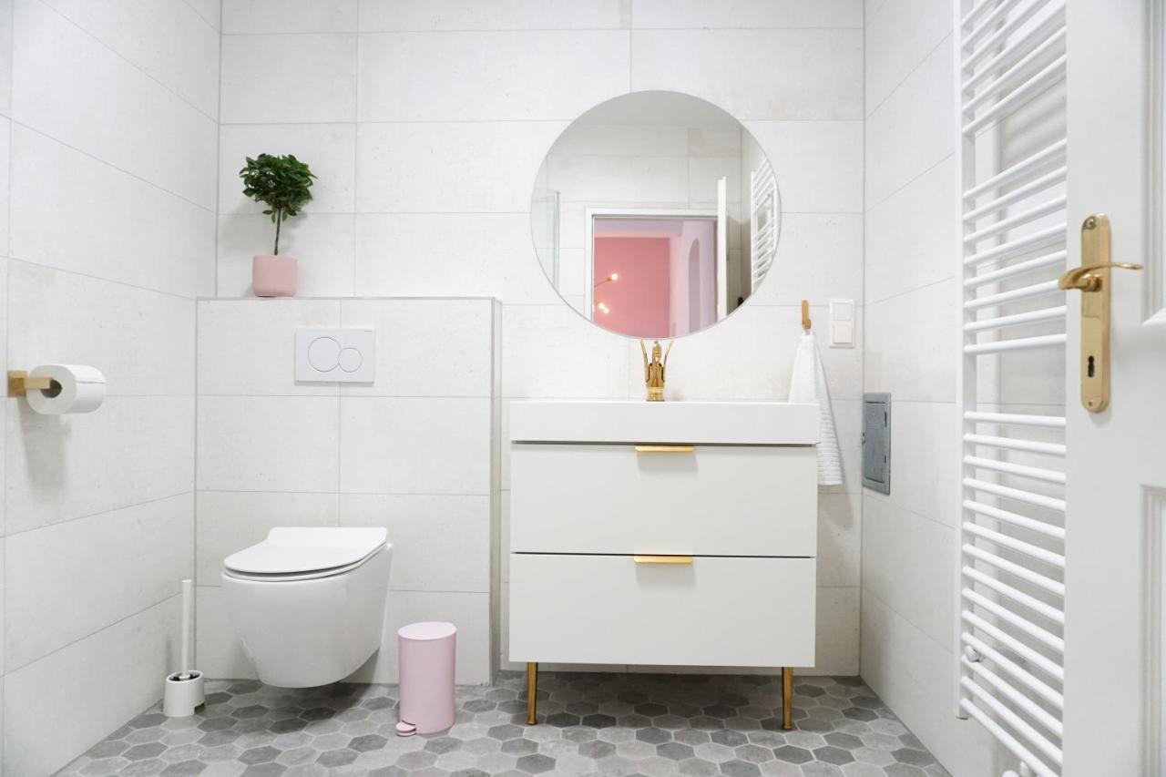Vibrant Design Apartments - Full Kitchen - Wi-Fi - 18 Mins To City Centre Wina Bagian luar foto