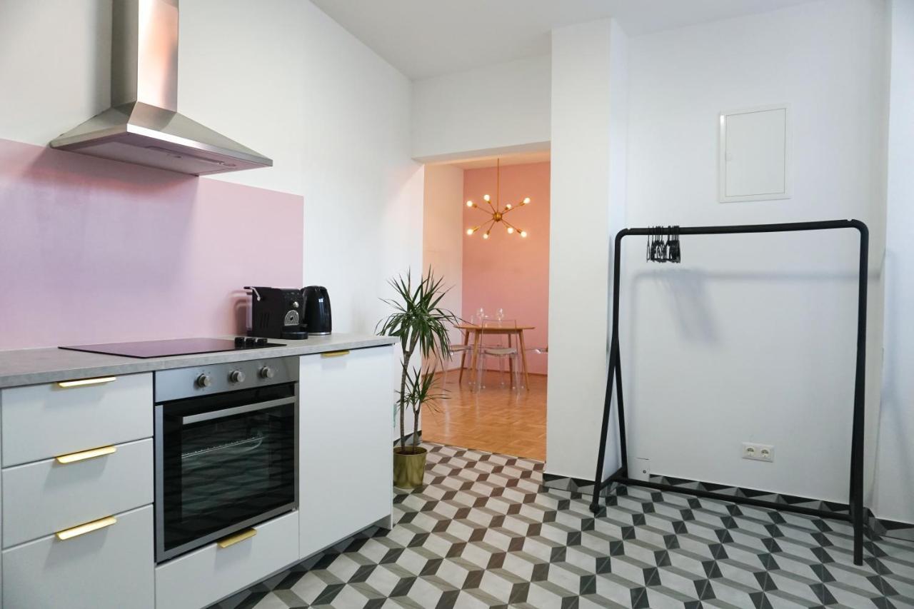 Vibrant Design Apartments - Full Kitchen - Wi-Fi - 18 Mins To City Centre Wina Bagian luar foto